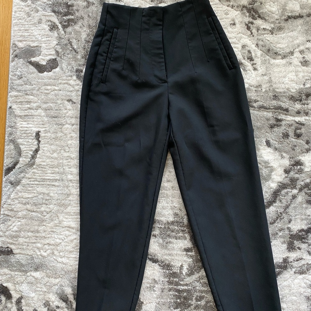 NEVER WORN - Zara high waisted black crop trousers in size Small.